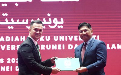 AN OFFICER FROM THE MINISTRY OF DEFENCE RECEIVES UNIVERSITY BOOK PRIZE IN CONJUNCTION WITH THE 37TH UNIVERSITI BRUNEI DARUSSALAM (UBD) CONVOCATION CEREMONY