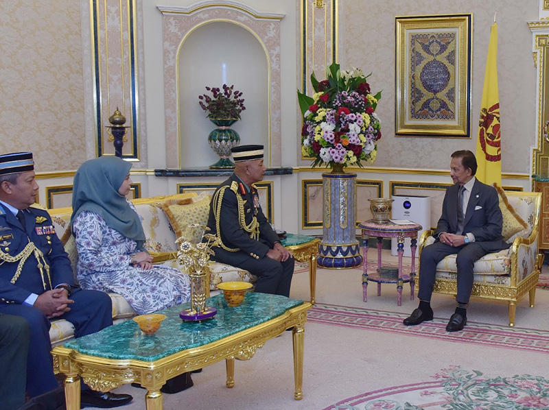 HIS MAJESTY THE SULTAN AND YANG DI-PERTUAN OF BRUNEI DARUSSALAM RECEIVES IN AUDIENCE THE CHIEF OF DEFENCE FORCE OF THE MALAYSIAN ARMED FORCES