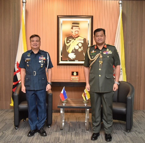RBAF COMMANDER RECEIVES A PLAQUE OF APPRECIATION FROM THE CHIEF OF STAFF OF THE ARMED FORCES OF THE PHILIPPINES