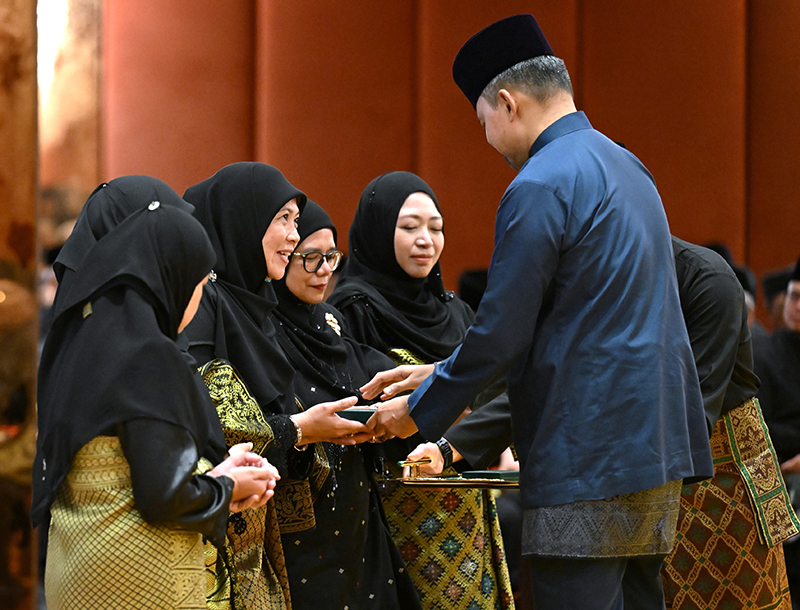 HIS MAJESTY BESTOWS STATE HONORARY MEDALS TO OFFICERS AND PERSONNEL OF THE MINISTRY OF DEFENCE