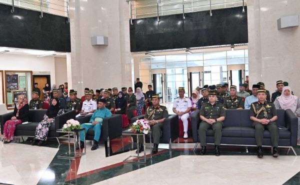MINISTRY OF DEFENCE OFFICERS AND PERSONNEL RECEIVE DATES AS A PERSONAL GIFT FROM HIS MAJESTY THE SULTAN AND YANG DI-PERTUAN OF BRUNEI DARUSSALAM