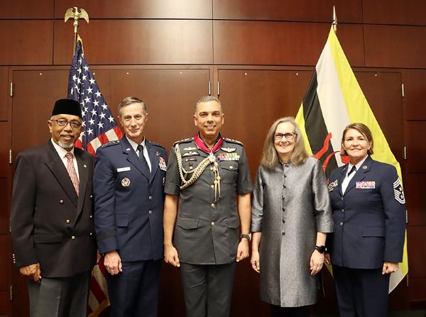 DEPUTY COMMANDER OF THE ROYAL BRUNEI ARMED FORCES RECEIVES THE LEGION OF MERIT AWARD