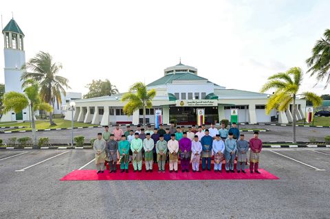 ROYAL BRUNEI ARMED FORCES COMMANDER HOSTS IFTAR WITH FORMER DEPUTY MINISTERS OF DEFENCE AND FORMER COMMANDERS OF THE ROYAL BRUNEI ARMED FORCES