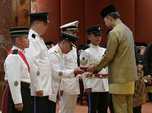 HIS MAJESTY THE SULTAN AND YANG DI-PERTUAN OF BRUNEI DARUSSALAM BESTOWS STATE HONORARY MEDALS TO OFFICERS AND PERSONNEL OF THE MINISTRY OF DEFENCE